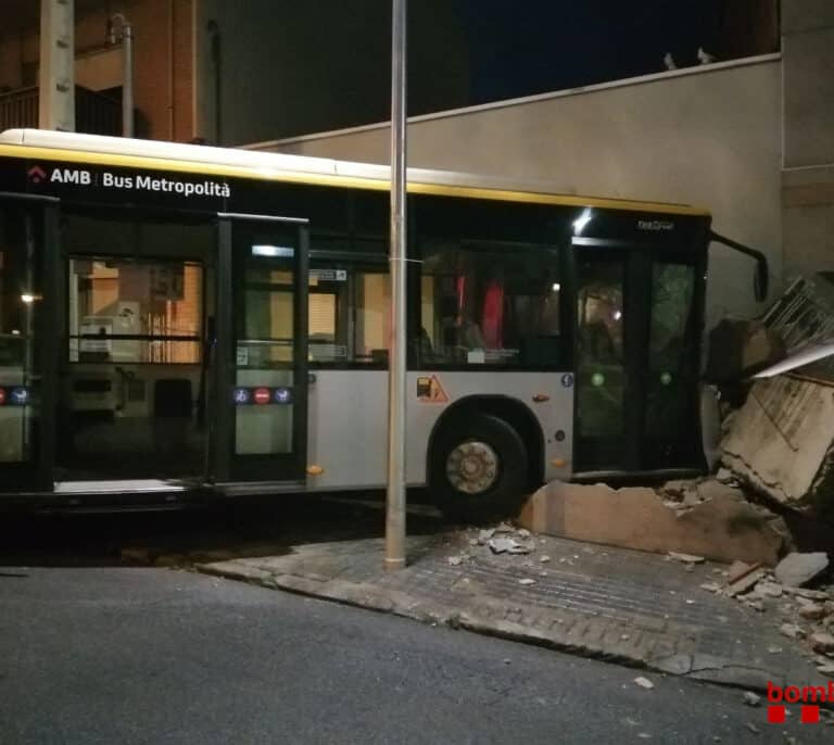 Un autobús se empotra en la fachada de una casa en Barcelona