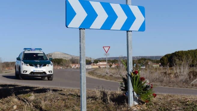 Un coche de la Guardia Civil pasa junto al lugar donde se encontró el cadáver de Esther López. Un coche de la Guardia Civil pasa junto al lugar donde se encontró el cadáver de Esther López.