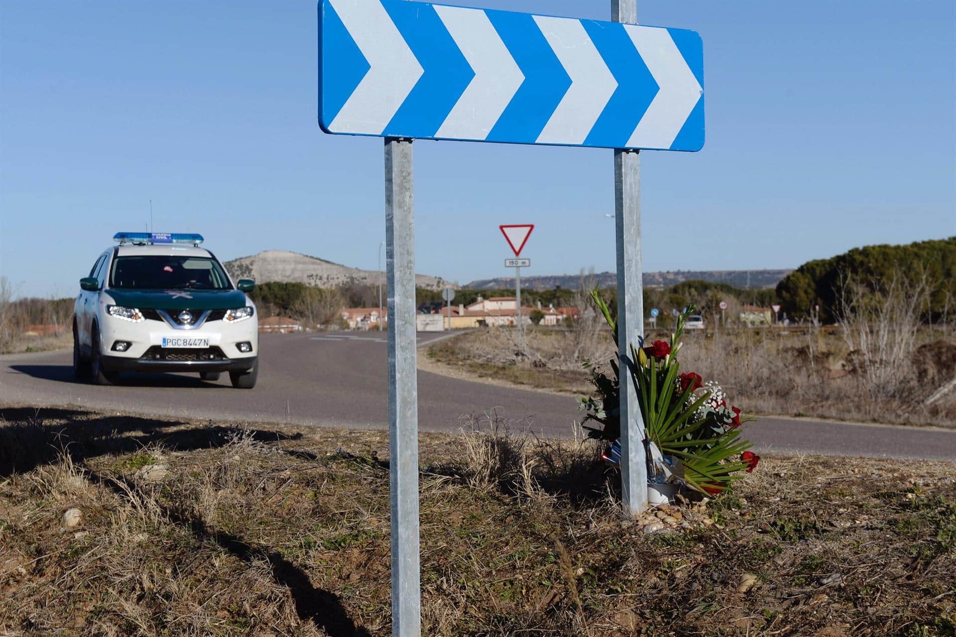 Un coche de la Guardia Civil pasa junto al lugar donde se encontró el cadáver de Esther López.