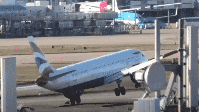Un piloto salva a última hora el aterrizaje de un avión en Londres El avión se tambalea sobre la pista de aterrizaje