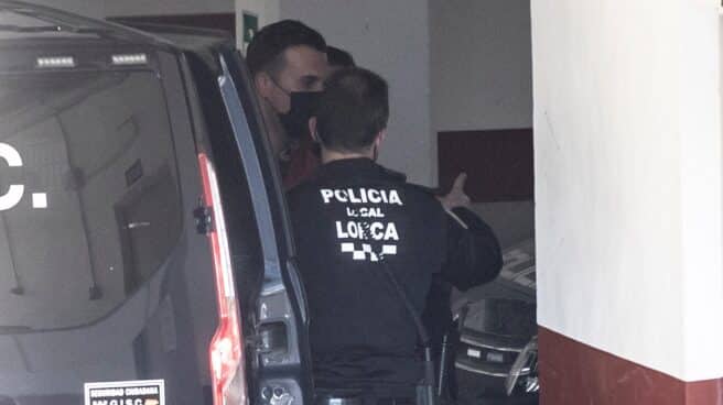 Agentes de la Policía Local han arrestado este martes a uno de los ganaderos que asaltaron el pleno del ayuntamiento de Lorca