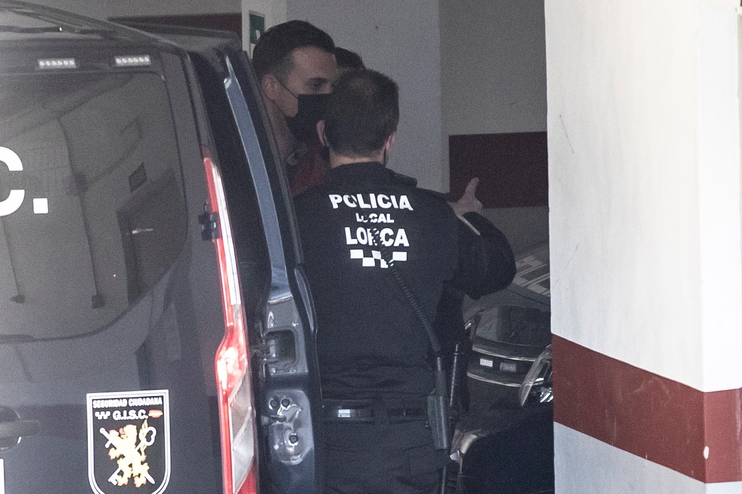Agentes de la Policía Local han arrestado este martes a uno de los ganaderos que asaltaron el pleno del ayuntamiento de Lorca
