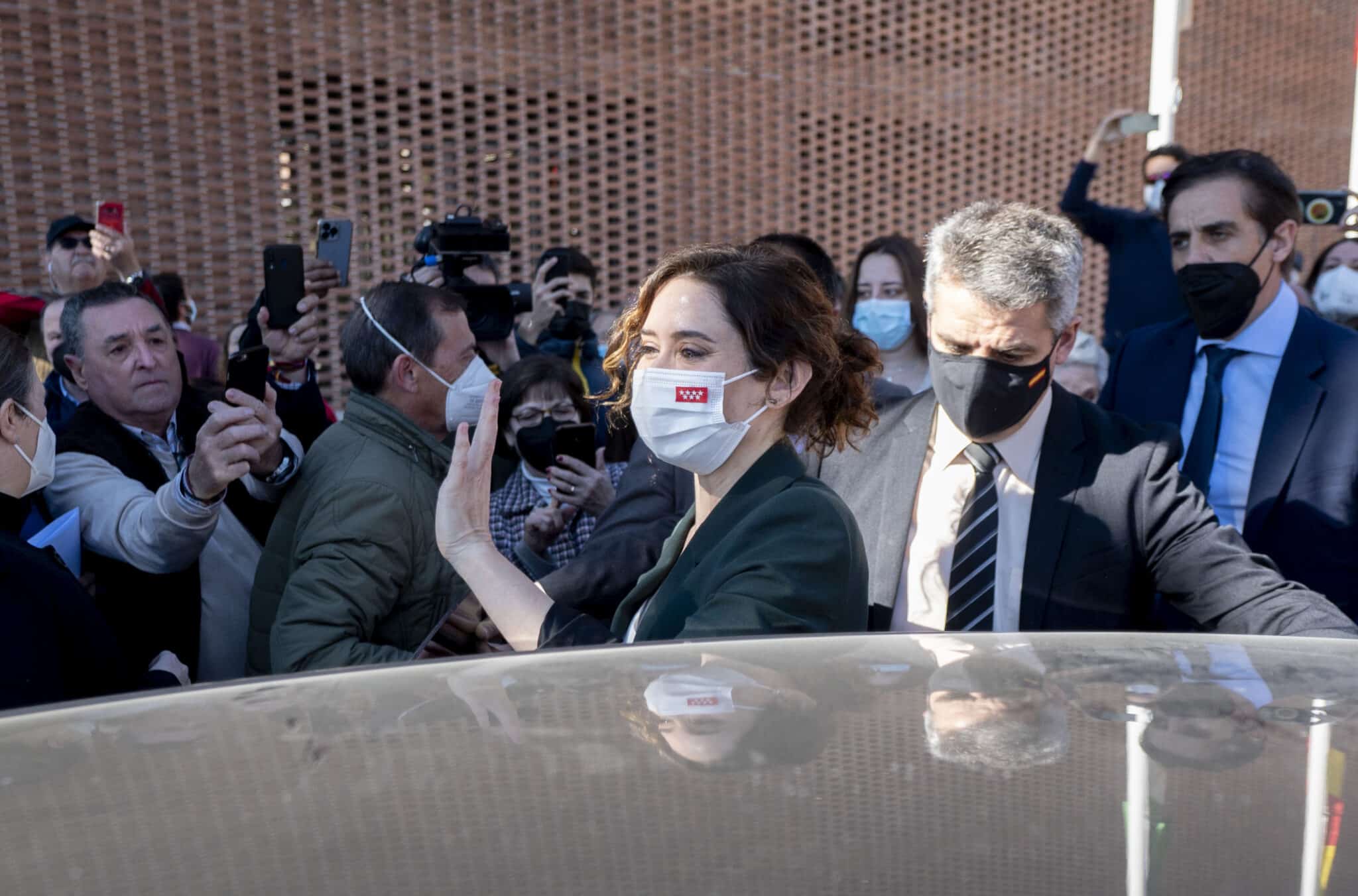 La presidenta de la Comunidad de Madrid, Isabel Díaz Ayuso, saluda a su llegada a la inauguración de la nueva Biblioteca Princesa Leonor en Boadilla del Monte (Madrid)