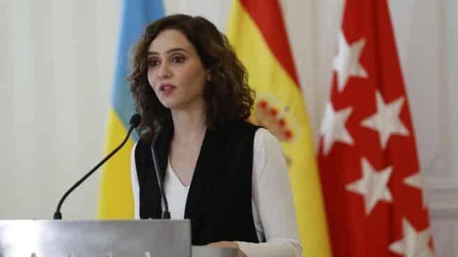 Isabel Díaz Ayuso, tras su encuentro con el ministro consejero y encargado de Negocios de la Embajada de Ucrania en España, Dmytro Matiuschenko.