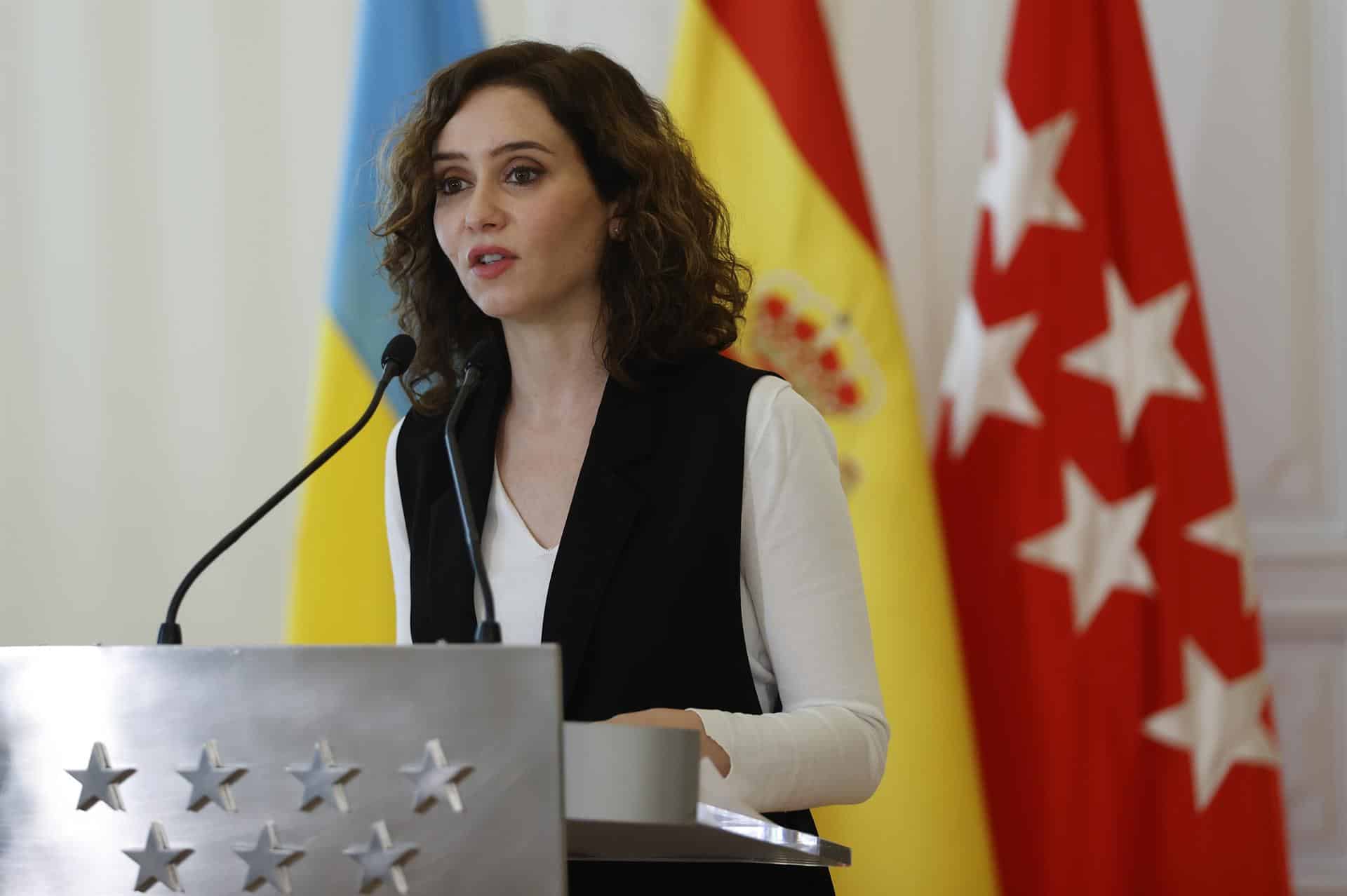 Isabel Díaz Ayuso, tras su encuentro con el ministro consejero y encargado de Negocios de la Embajada de Ucrania en España, Dmytro Matiuschenko.