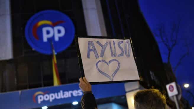Un manifestante pro-Ayuso a la puerta de la sede nacional del PP este fin de semana