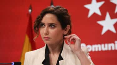 El entorno de Ayuso acusa a Génova de "doble juego" y ve lejano el cierre de la crisis