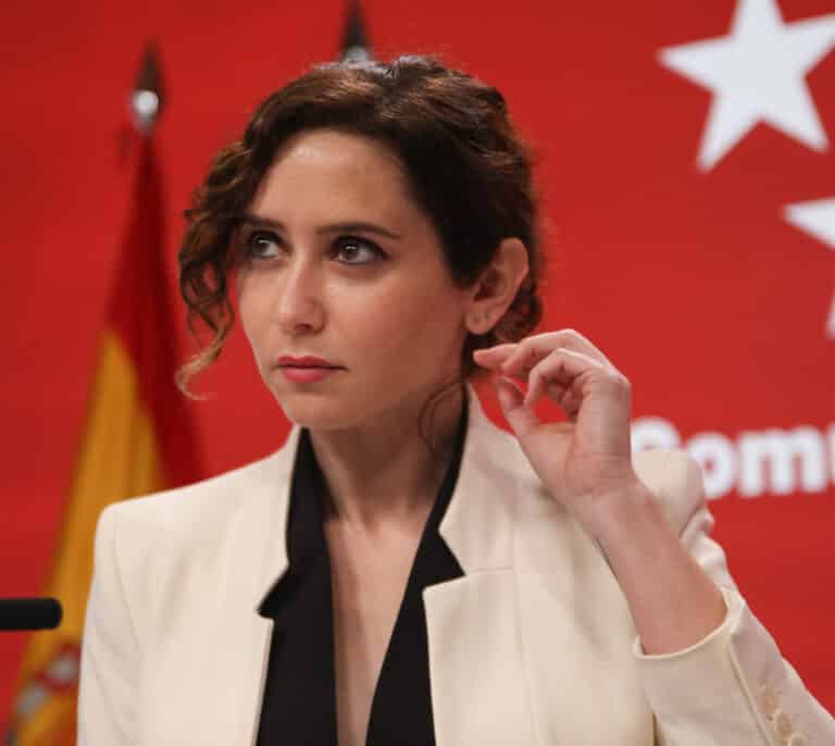 El entorno de Ayuso acusa a Génova de "doble juego" y ve lejano el cierre de la crisis