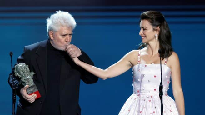 Penélope Cruz y Pedro Almodóvar durante la edición de los Premios Goya de 2022