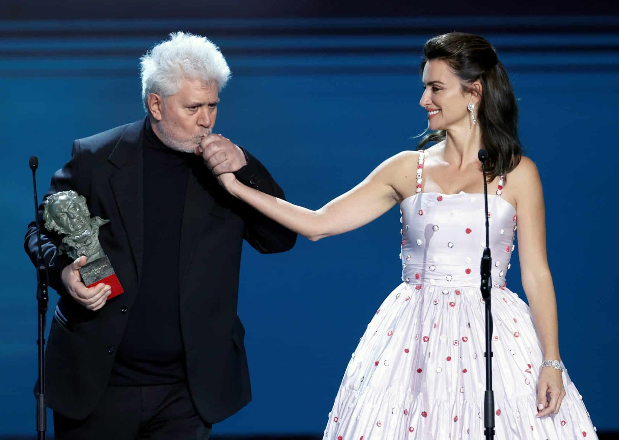 Penélope Cruz y Pedro Almodóvar durante la edición de los Premios Goya de 2022