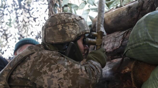 Militares ucranianos en la línea de frente en el este de Ucrania