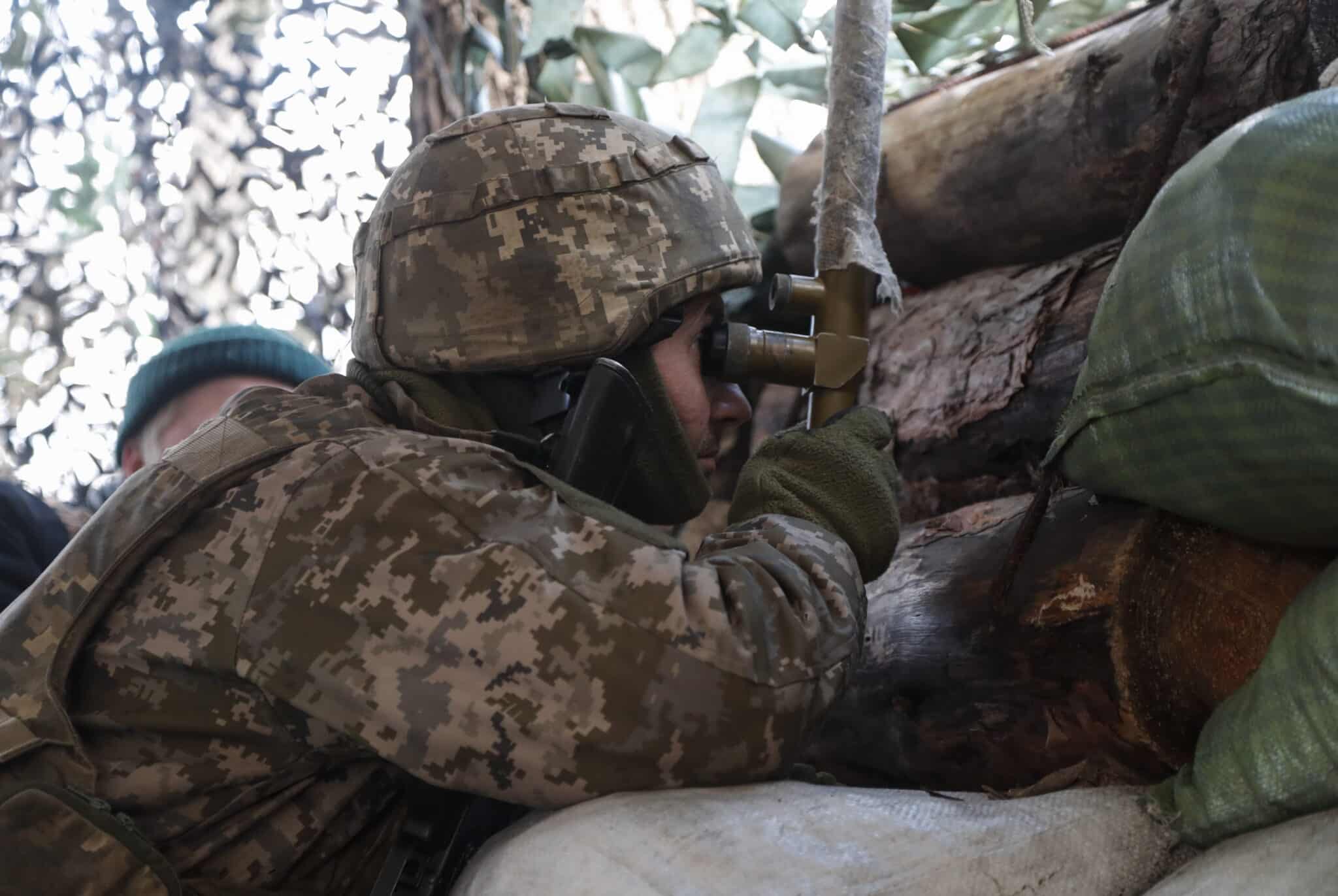 Militares ucranianos en la línea de frente en el este de Ucrania