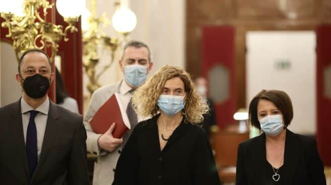 El vicepresidente primero del Congreso de los Diputados por el PSOE, Alfonso Rodríguez Gómez de Celis, y la presidenta del Congreso, Meritxell Batet, a su llegada a una reunión de la Mesa del Congreso de los Diputados.