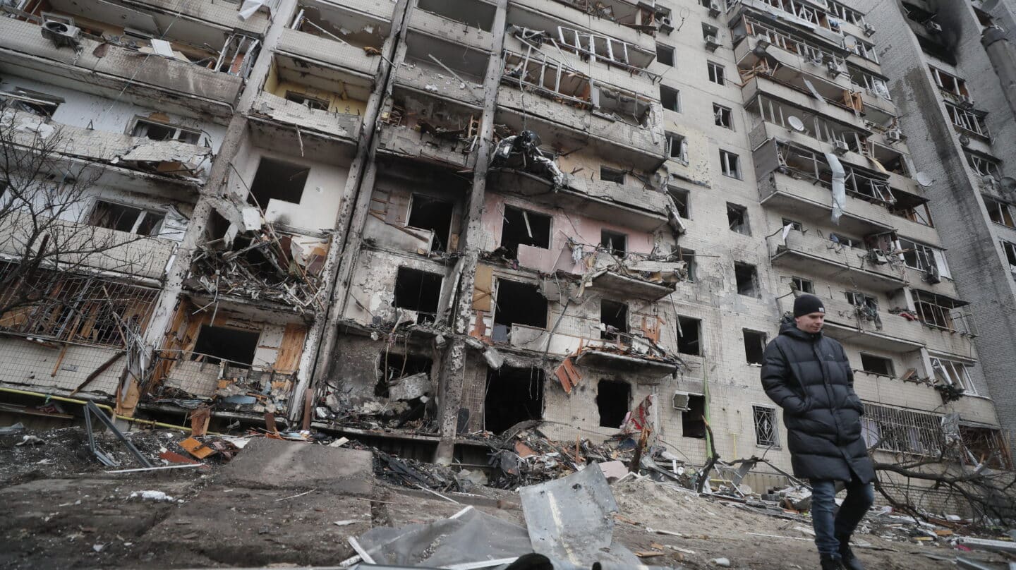 Un edificio destruido por los bombardeos rusos en Kiev