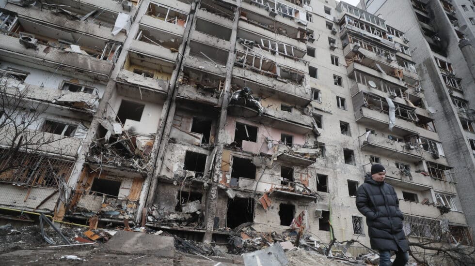 Un edificio destruido por los bombardeos rusos en Kiev