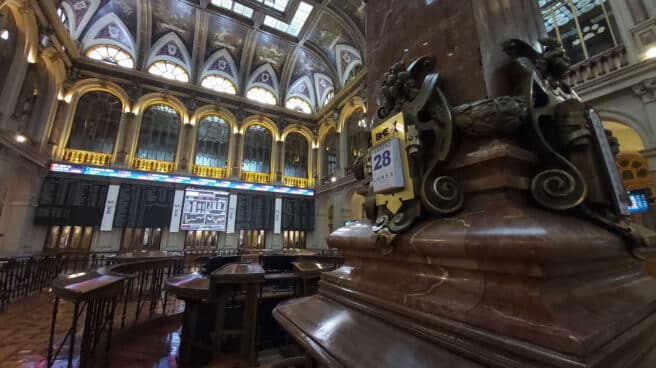 La Bolsa española suaviza las pérdidas y se deja el 1,22 % tras la apertura Vista del parqué madrileño de la Bolsa