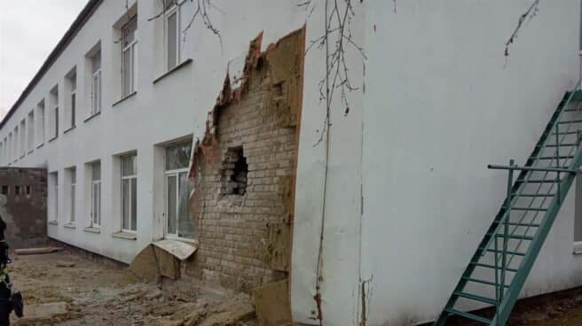 Edificio dañado por bombardeos en el este de Ucrania, cerca de Lugansk.