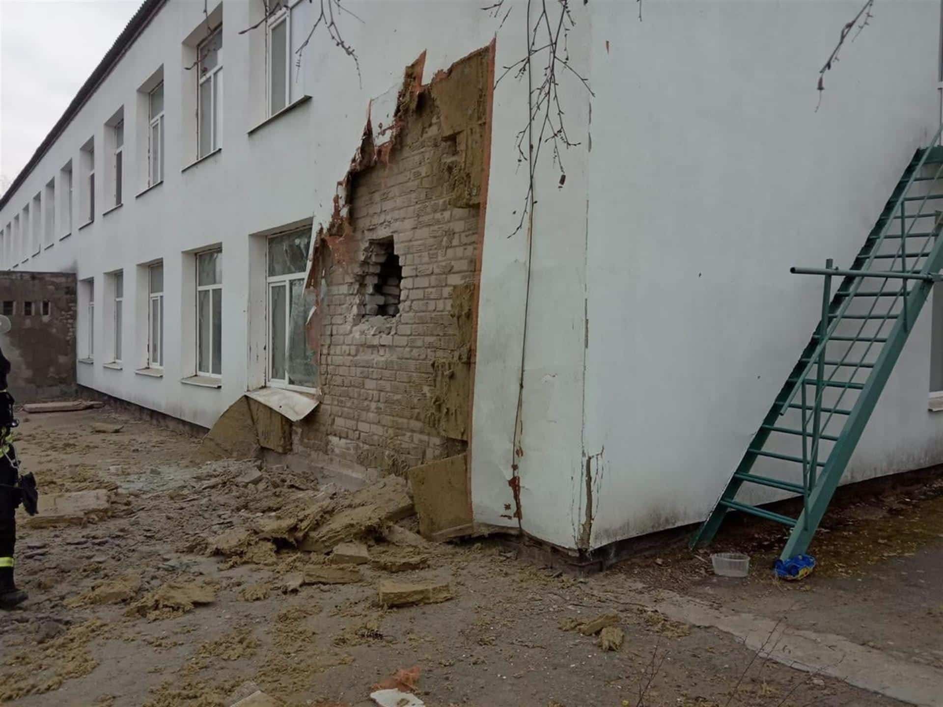 Edificio dañado por bombardeos en el este de Ucrania, cerca de Lugansk.