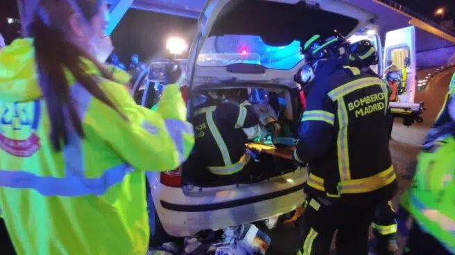 Rescatadas dos mujeres por los bomberos en un accidente de tráfico en Madrid