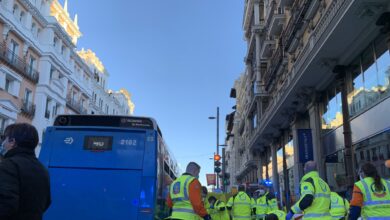 Golpeados dos peatones por un autobús en plena Gran Vía de Madrid