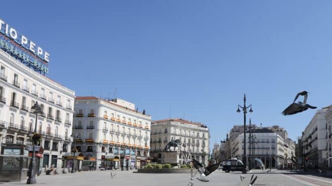 Un estudio cuestiona el efecto de los confinamientos en la mortalidad por Covid. Calles vacías en Madrid durante el inicio de la Semana Santa del coronavirus