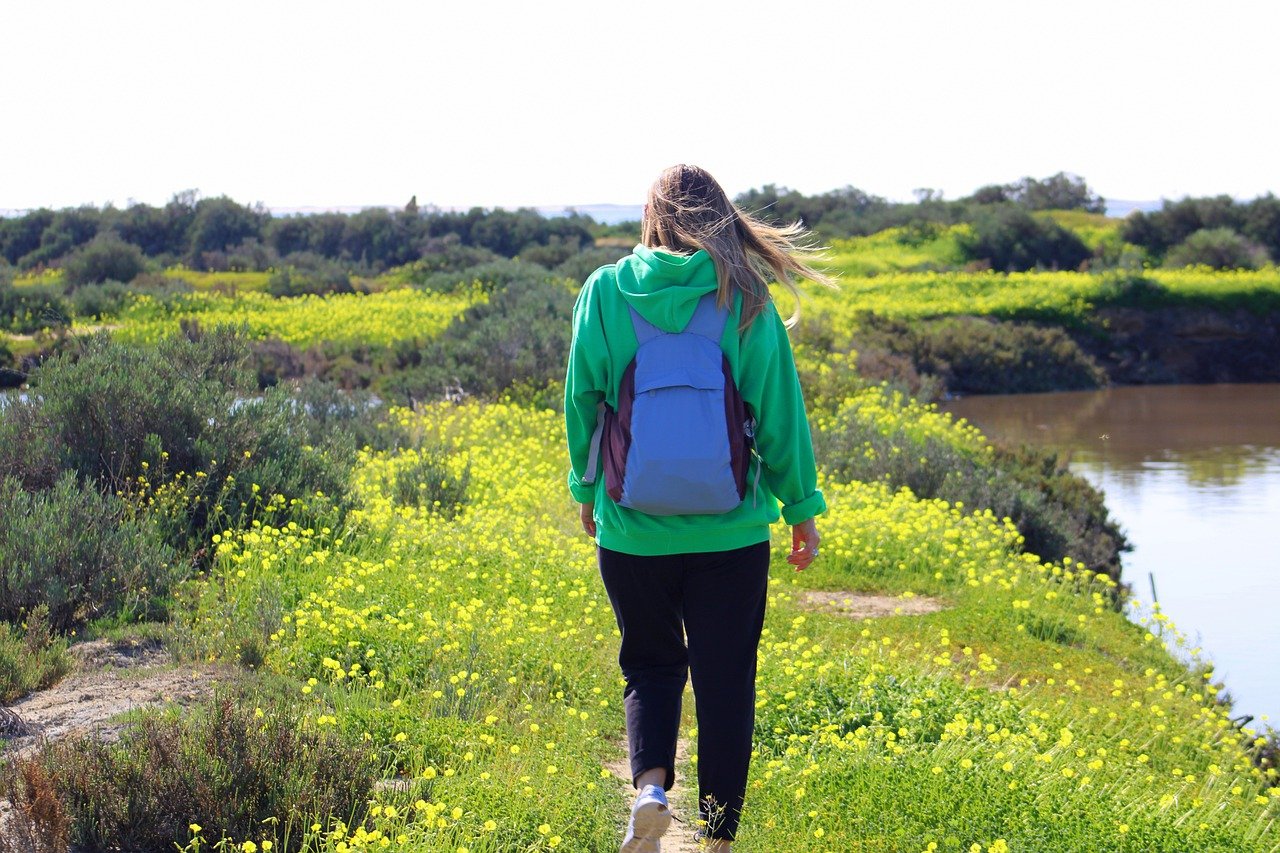 Una joven caminando.