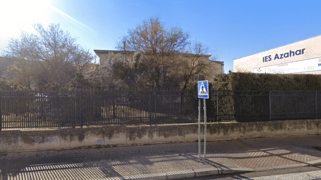 Detenido un menor que agredió a una profesora del IES Azahar, de Sevilla, por pedirle que se pusiera la mascarilla Los hechos han ocurrido en el IES Azahar de Sevilla.