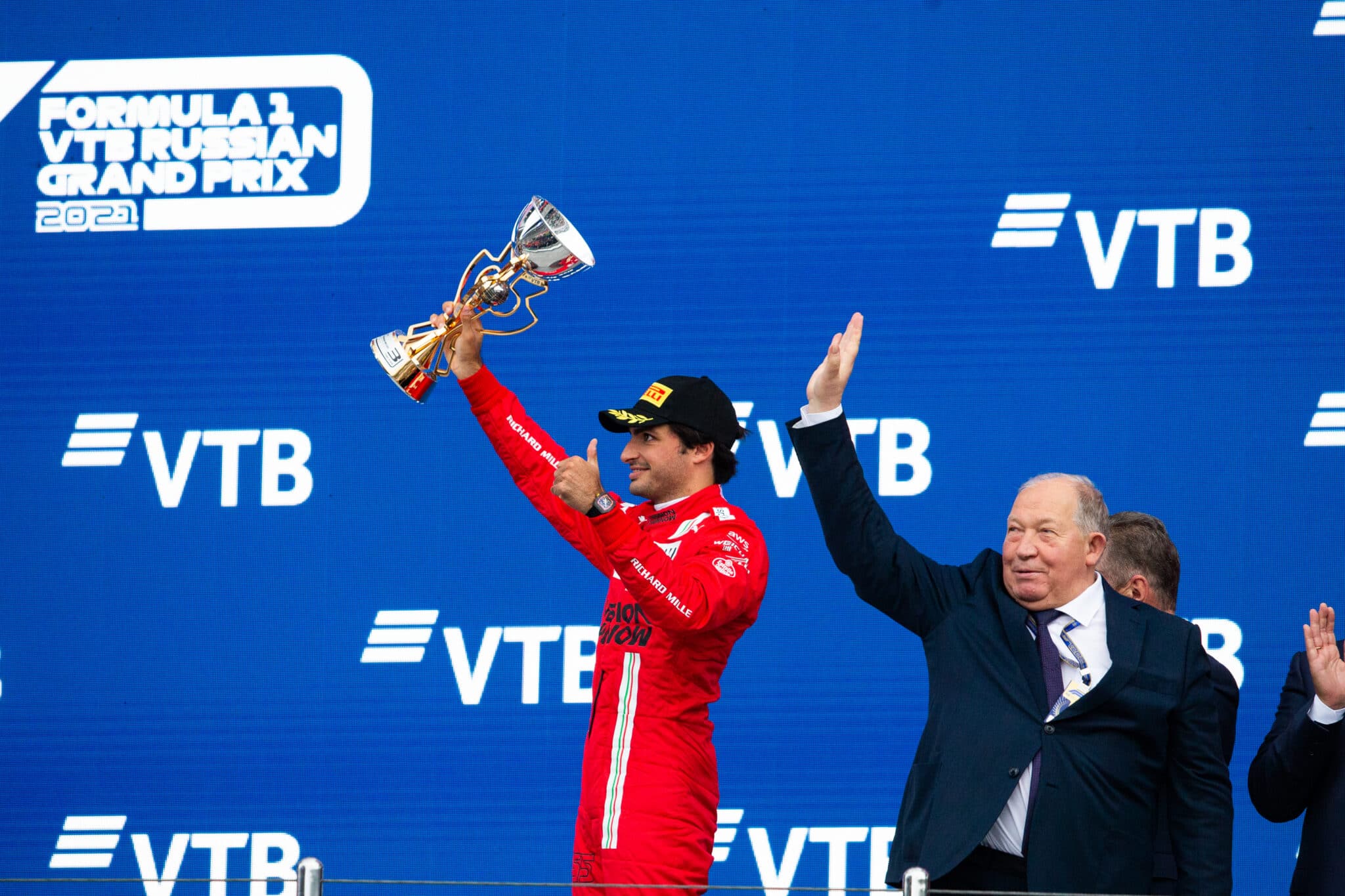 Carlos Sainz celebra su tercera posición en el último GP de Rusia
