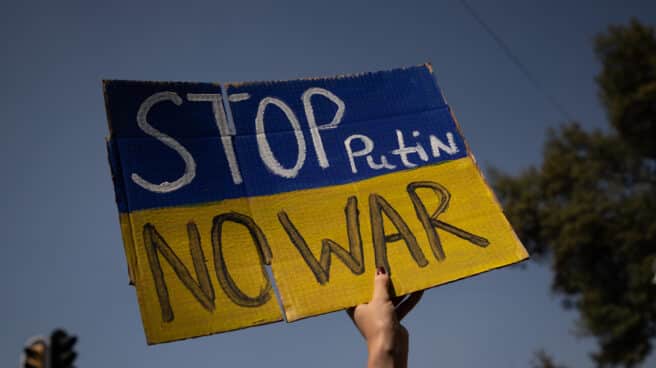 Cartel con las frases "Parad a Putin" y "No a la guerra", durante una protesta contra la invasión rusa,