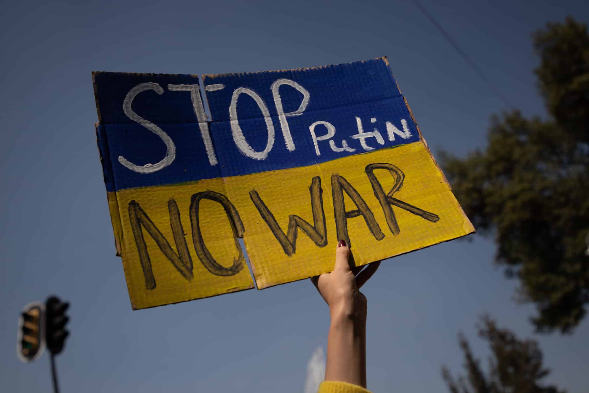 Cartel con las frases "Parad a Putin" y "No a la guerra", durante una protesta contra la invasión rusa,