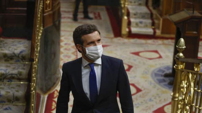 El presidente del Partido Popular, Pablo Casado, abandona el hemiciclo tras hacer una breve intervención