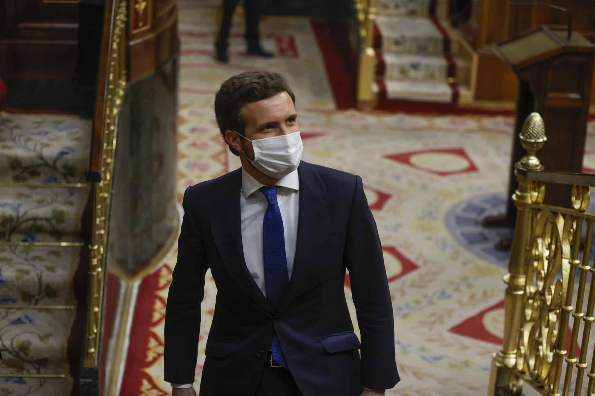 El presidente del Partido Popular, Pablo Casado, abandona el hemiciclo tras hacer una breve intervención