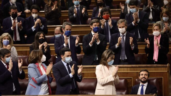 El líder del Partido Popular, Pablo Casado recibe los aplausos de varios diputados de su partido tras su última intervención en la sesión de control al Gobierno