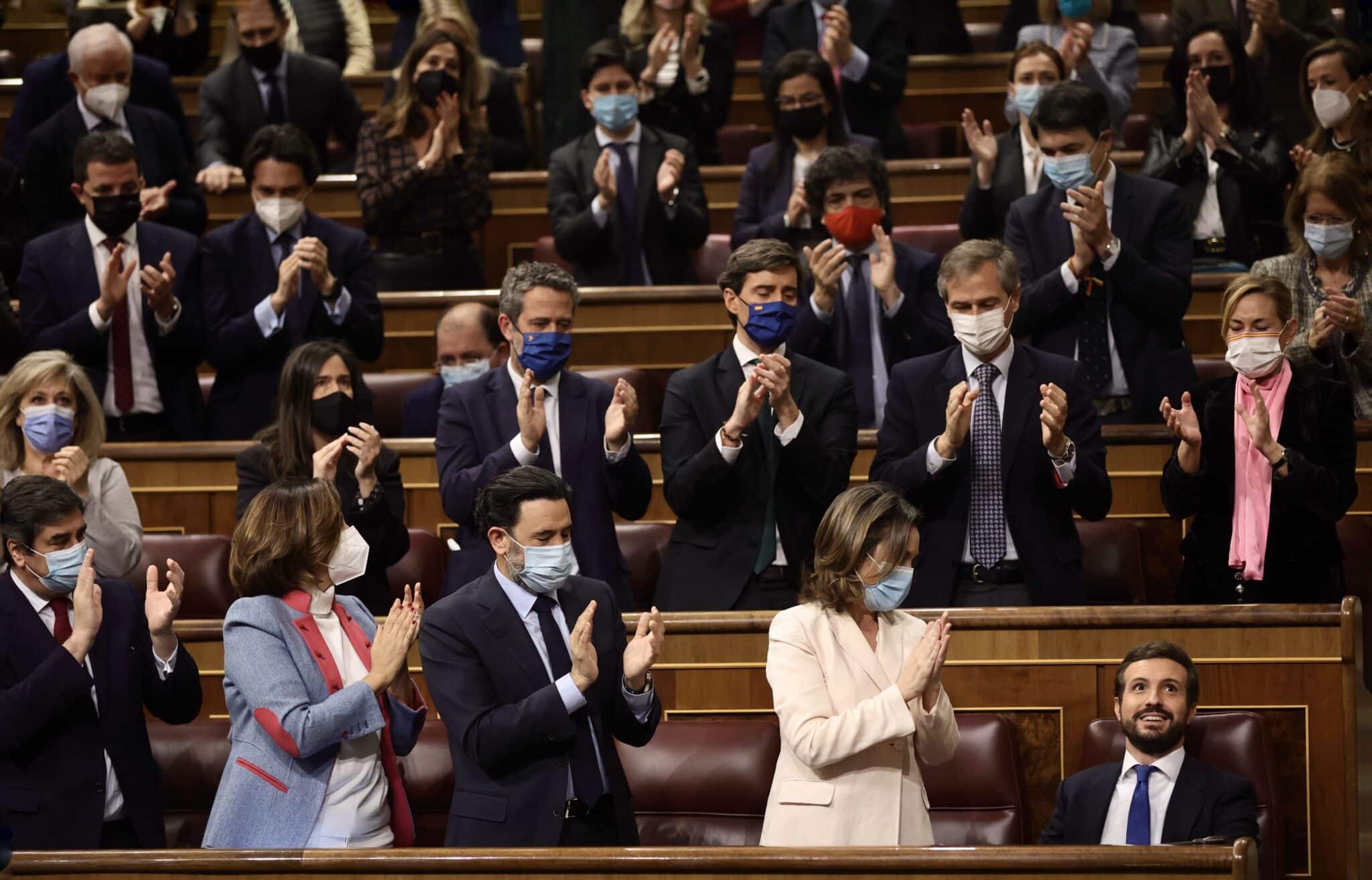 El líder del Partido Popular, Pablo Casado recibe los aplausos de varios diputados de su partido tras su última intervención en la sesión de control al Gobierno