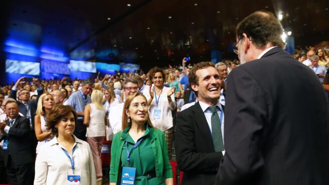Casado saluda a Rajoy en el Congreso del PP. Casado saluda a Rajoy en el Congreso del PP.