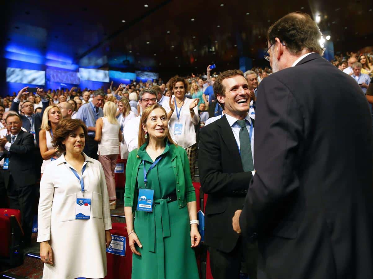 Casado saluda a Rajoy en el Congreso del PP.