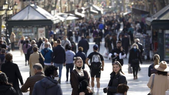 La sexta ola va cayendo en Cataluña, pero aún con 12.000 contagios diarios Varias personas pasean por la Rambla de Barcelona, este jueves en que la sexta ola sigue disminuyendo en Cataluña, pero aún con más de 12.000 contagios diarios durante la última semana y una media de 38 fallecidos por covid