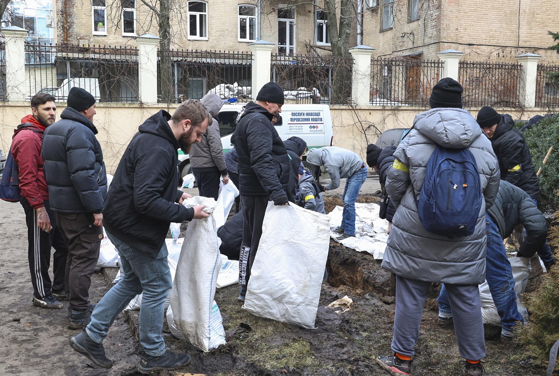 Civiles construyen barricadas en la ciudad ucraniana de Járkov.