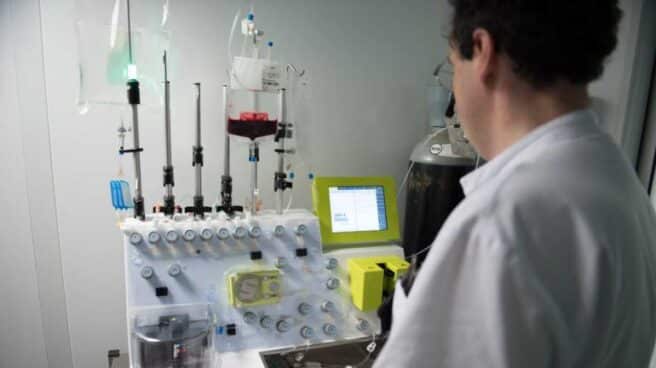clinic-cart Un médico trabaja en la máquina con la que se elabora el tratamiento CAR-T en el Hospital Clínic de Barcelona.