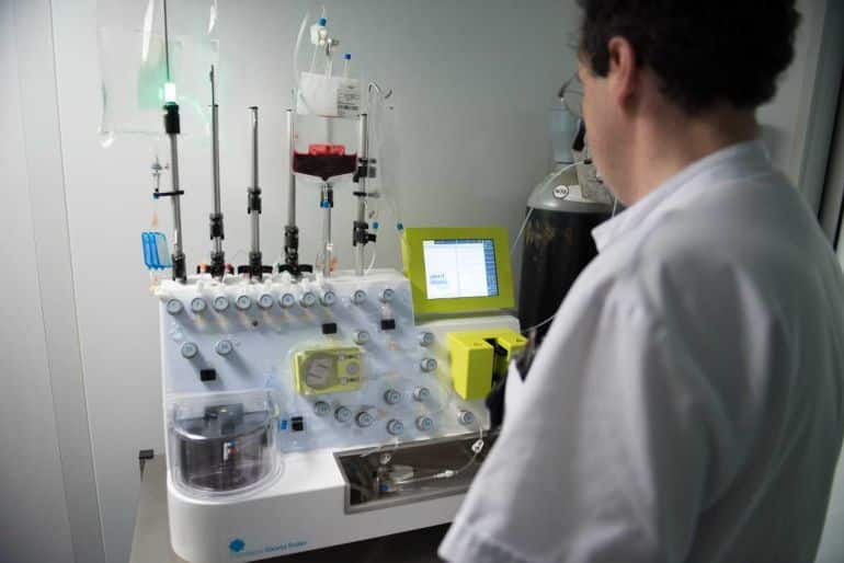 Un médico trabaja en la máquina con la que se elabora el tratamiento CAR-T en el Hospital Clínic de Barcelona.