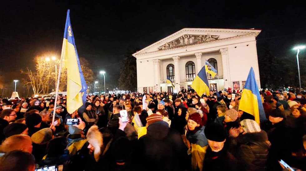 Miles de ucranianos se concentran en la Plaza del Teatro de Mariupol