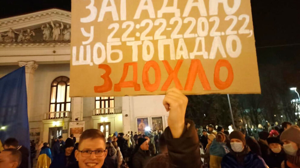 Un joven porta un cartel contra Putin en una manifestación en Mariúpol