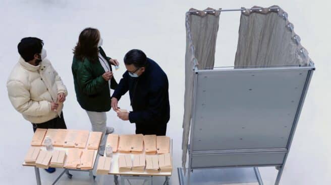 Tres personas preparan su voto en un colegio electoral de Valladolid. Tres personas preparan su voto en un colegio electoral de Valladolid.