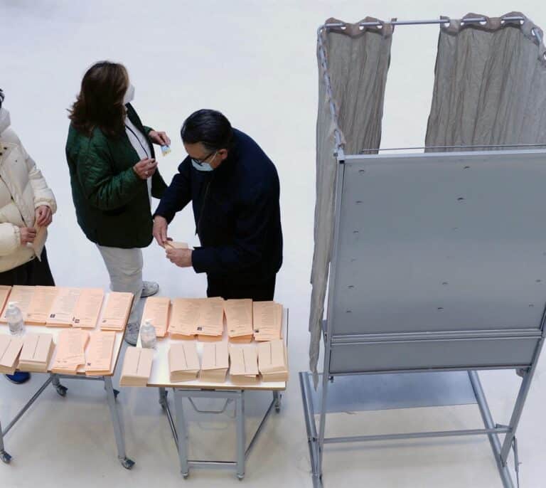 La participación en las elecciones de Castilla y León sigue dos puntos por debajo de 2019 con un 51,62%