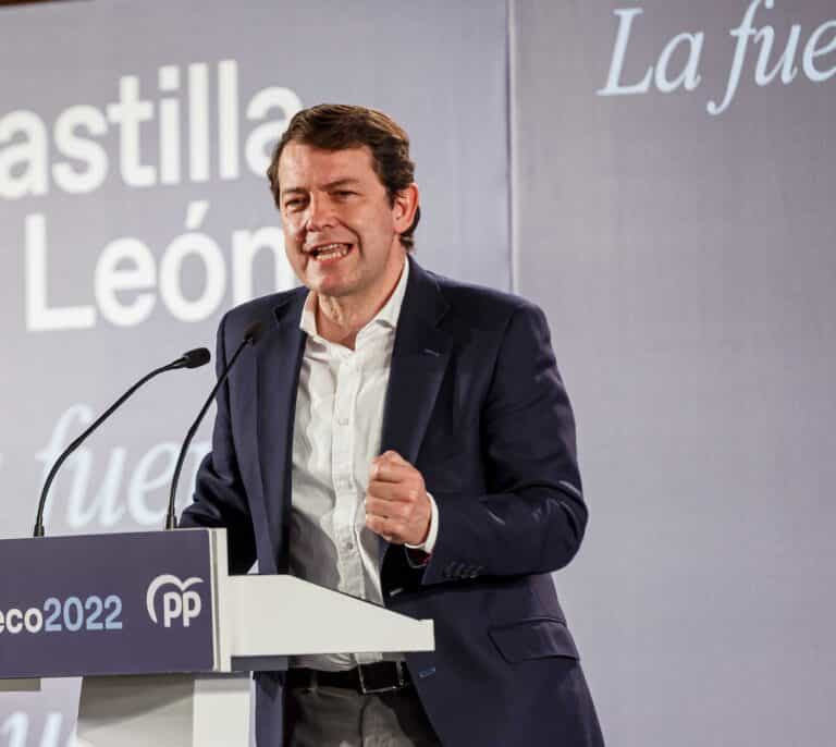 Media de las encuestas: el PP ganaría en Castilla y León pero necesitaría a Vox para gobernar