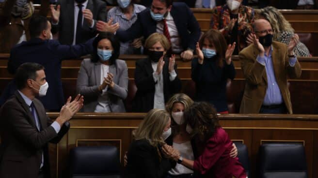 Pleno del Congreso El presidente del Gobierno, Pedro Sánchez (i), la vicepresidenta primera Nadia Calviño (2i), la vicepresidenta y ministra de Trabajo, Yolanda Díaz (2d), y la ministra de Hacienda María Jesús Montero (4i), aplauden después de que el pleno del Congreso de los Diputados votara a favor de la convalidación de la reforma laboral pactada por el Gobierno con los agentes sociales, este jueves en Madrid.