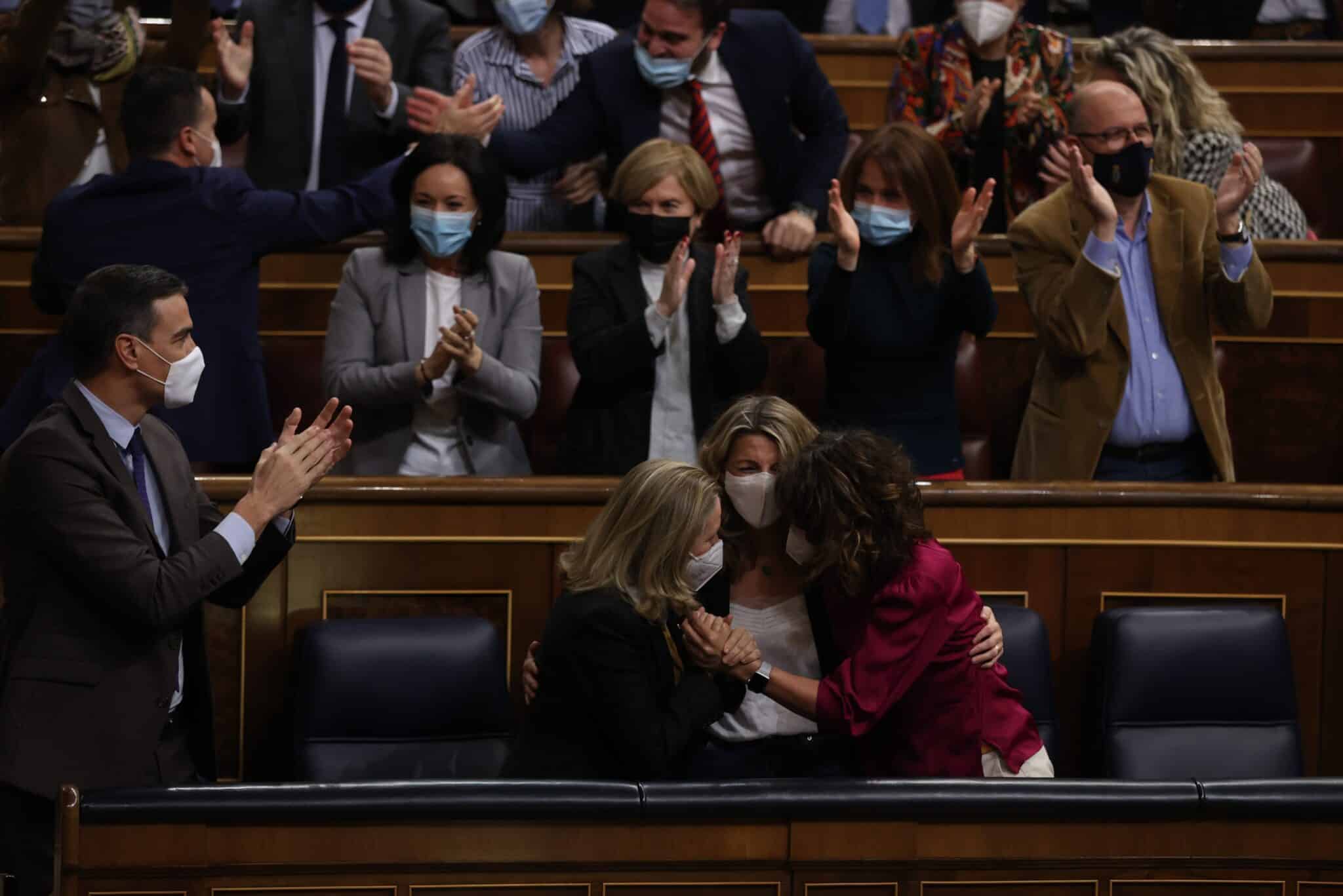 El presidente del Gobierno, Pedro Sánchez (i), la vicepresidenta primera Nadia Calviño (2i), la vicepresidenta y ministra de Trabajo, Yolanda Díaz (2d), y la ministra de Hacienda María Jesús Montero (4i), aplauden después de que el pleno del Congreso de los Diputados votara a favor de la convalidación de la reforma laboral pactada por el Gobierno con los agentes sociales, este jueves en Madrid.