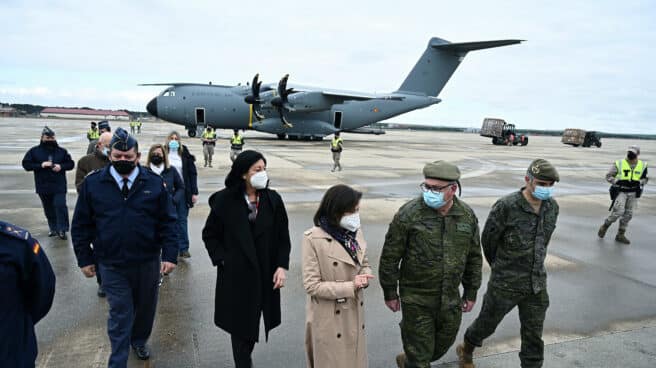 Margarita Robles asiste a la carga de un avión con material de defensa con destino Polonia