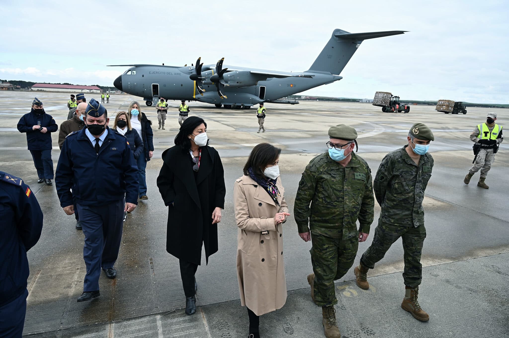 Margarita Robles asiste a la carga de un avión con material de defensa con destino Polonia