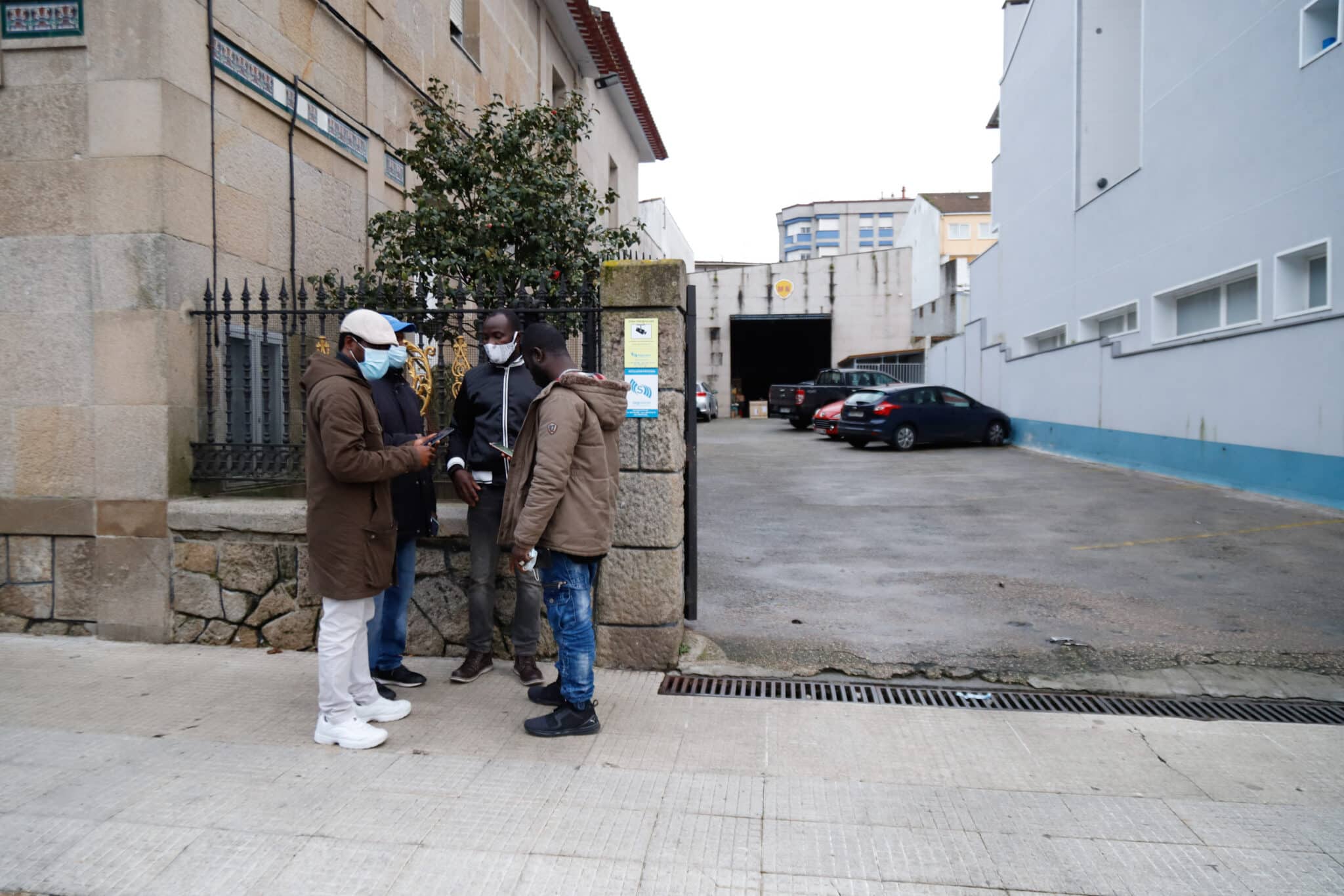 Varios amigos de los ghaneses del barco de la tripulación del pesquero ‘Villa de Pitanxo